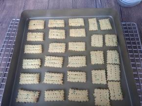 烤好出炉，烤网晾凉。