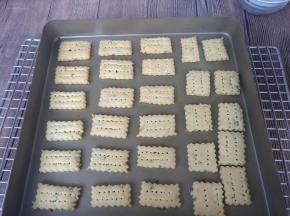 烤好出炉，烤网晾凉。