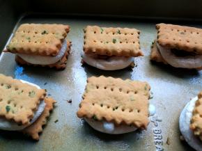 拿另一片苏打饼干盖上，稍微用力按压一下，棉花糖淋醤苏打饼就做好了。