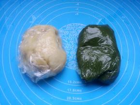 油皮所有材料放入盆，用筷子搅拌成絮状，用手揉成团，盖保鲜膜醒面20分钟。
油酥材料放入盆内，筷子搅拌成团，盖保鲜膜醒面20分钟。