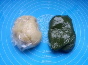 油皮所有材料放入盆，用筷子搅拌成絮状，用手揉成团，盖保鲜膜醒面20分钟。
油酥材料放入盆内，筷子搅拌成团，盖保鲜膜醒面20分钟。