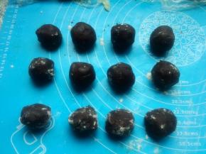 醒面期间做内馅。豆沙馅分成12份，每个约30克。