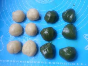 醒好的油皮面团均分成6份，油酥面团也均分成6份。