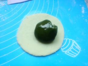 油皮擀成圆片，包入豆沙馅。