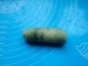 自上而下卷成卷。其他依次做好。盖保鲜膜醒面5分钟。