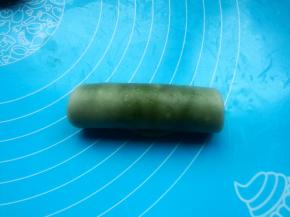 取第一个擀好的卷，擀成长条形，再次自上而下卷成卷。其余依次做好，盖保鲜膜松弛5分钟。