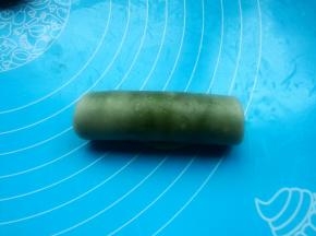 取第一个擀好的卷，擀成长条形，再次自上而下卷成卷。其余依次做好，盖保鲜膜松弛5分钟。