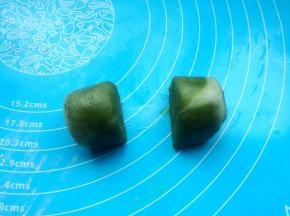 取松弛好的面团，中间一分为二。