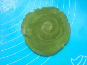 切面向上，按扁，擀成圆片。