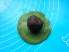 翻过来，花纹冲下，包入豆沙馅。