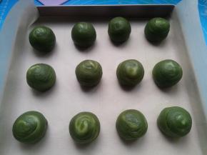 其他依次做好，放烤盘松弛10分钟。烤箱上下火180度预热10分钟。