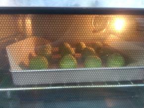 全部做好后放入预热好的烤箱烤制30分钟即可。