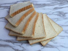 1. 准备吐司片，这是我事先做好的吐司，吃不完就用保鲜袋密封好，第二天做三明治刚刚好