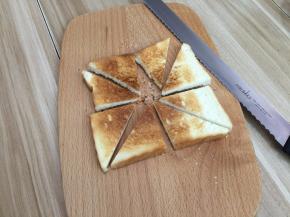 3. 把吐司片切成米字