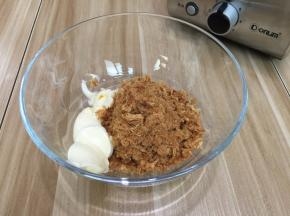 4. 肉松和沙拉酱混合在一起