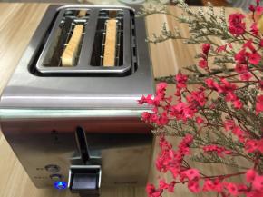 2. 放入多士炉烤调至第4即可