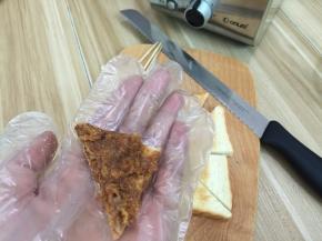 6. 把肉松沙拉酱抹在吐司片上