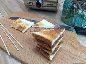 7. 抹好吐司片叠起4—5片为止（各人喜好）