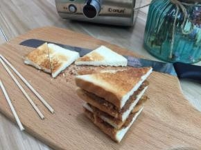 7. 抹好吐司片叠起4—5片为止（各人喜好）