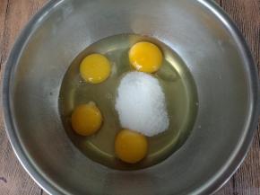 鸡蛋、盐和细砂糖一起倒入打蛋盆，黄油提前用微波炉加热至融化。