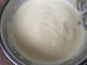 电动打蛋器先不开动，搅匀鸡蛋和糖粉，开低速打匀。转中高速继续搅打，让蛋液继续膨大至细腻浓稠状态。