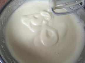 继续高速打发，至拉起打蛋头划8字不轻易消失。