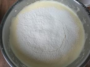 筛入低筋粉，用刮刀从底部向上翻拌均匀。