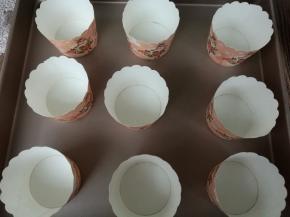 准备好纸杯。烤箱上下火预热170度。