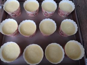 用小勺子小心地舀入杯子，八分满，或装入裱花袋挤入杯子内。