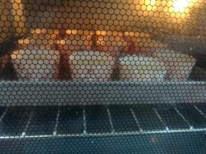 送入预热好的烤箱，以上火170度，下火155度或上下火165度烘烤25分钟即可。