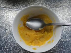 小鸡做法：
11、红薯蒸好，压烂，过筛，成红薯泥。