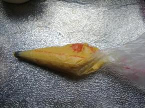 裱花袋装入花嘴（任何花嘴都可以，没有裱花嘴直接剪个口），装入红薯泥。在杯子上随意挤个花型。