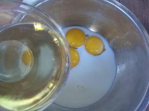 蛋黄盆内加入糖10克（方子内），牛奶，玉米油混合均匀，充分乳化。