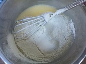 筛入低筋面粉，以“一”字或“井”字法混合均匀。