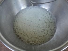 蛋白盆加入柠檬汁，糖分三次加入蛋白内。电动打蛋器低速打出鱼眼泡，加入第一次细砂糖。