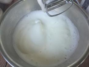 转中高速继续打至蛋糊细腻，加入第二次细砂糖。