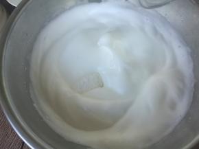 出现细腻纹路，加入第三次也就是最后一次细砂糖。