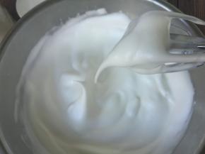 低速整理大气泡，贴盆壁打发，不留死角。蛋白打发到大弯勾状态就可以了。