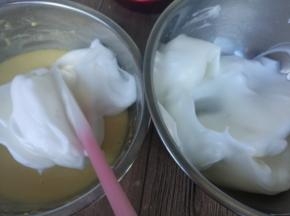 取三分之一蛋白与蛋黄糊翻拌或切拌混合均匀，不可转圈，以免面糊起筋。