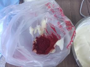 找个大口的杯子，（我用的是量杯），放上裱花袋，取20克混合好的蛋糊装入裱花袋内，加入红曲粉，用手揉裱花袋混合均匀。