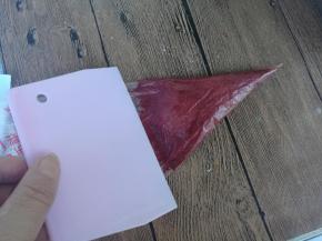 用刮板把蛋糊刮到一起。