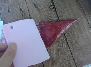 用刮板把蛋糊刮到一起。