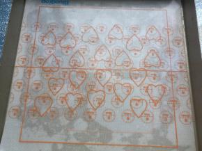 烤盘内铺好图案垫（没有图案垫也没关系，用手画在纸上几个心形就好了）。