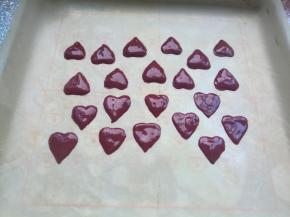 裱花袋剪个小口，按图案挤出心形。