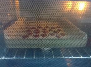 送入预热好的烤箱烘烤2分钟至表面凝固就好了。