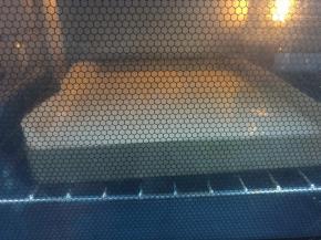 送入烤箱，上火175度，下火150度或上下火165度烘烤18分钟即可。