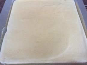 烤好后出炉，提两边油纸顺势滑到网架晾凉，揭开油布四周散热。