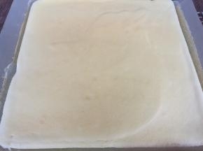 烤好后出炉，提两边油纸顺势滑到网架晾凉，揭开油布四周散热。