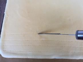 用小刀稍微划几刀，卷起来更容易一些。