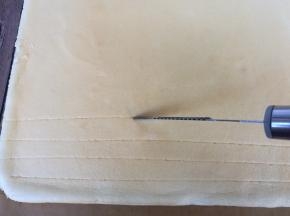 用小刀稍微划几刀，卷起来更容易一些。